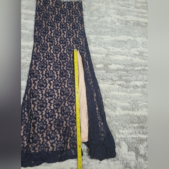 City Triangule Elegant Navy Lace Gown with Rhinestone Detail - Picture 12 of 16